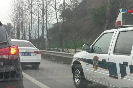 梁平福禄附近拖车公司电话 高速搭电 救援电话